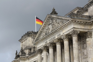 Reichstag Berlin Wolken Deutschlandfahne